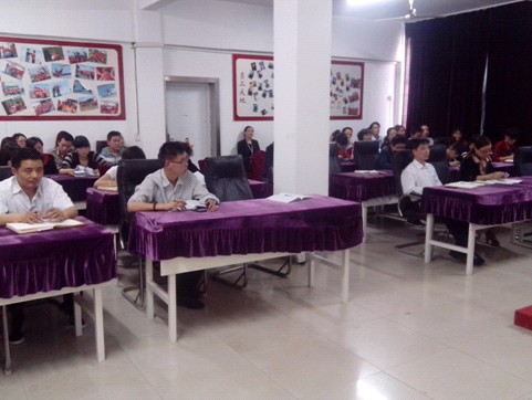 艾莎家紡員工參加公司制度及禮儀培訓